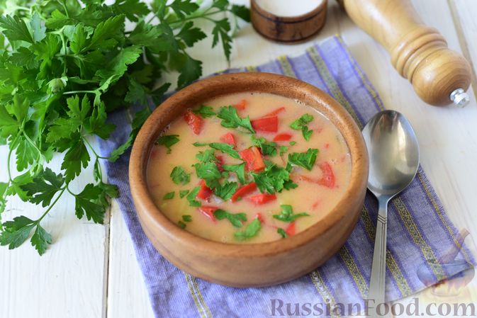 Фото к рецепту: Картофельный суп с болгарским перцем и томатным соусом