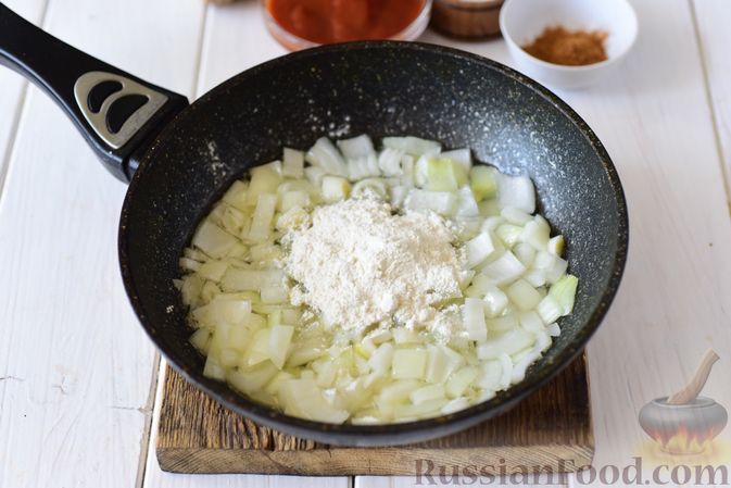 Фото приготовления рецепта: Картофельный суп с болгарским перцем и томатным соусом - шаг №7
