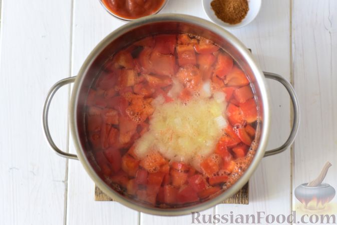 Фото приготовления рецепта: Картофельный суп с болгарским перцем и томатным соусом - шаг №9