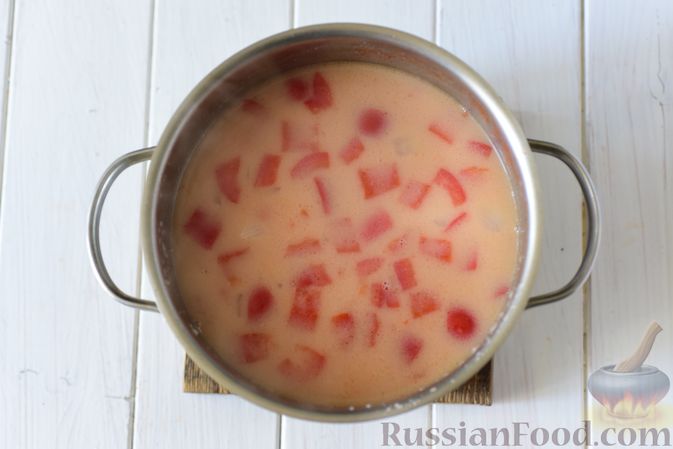 Фото приготовления рецепта: Картофельный суп с болгарским перцем и томатным соусом - шаг №12