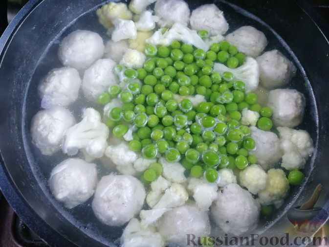 Фото приготовления рецепта: Суп с куриными фрикадельками, цветной капустой и зеленым горошком - шаг №8
