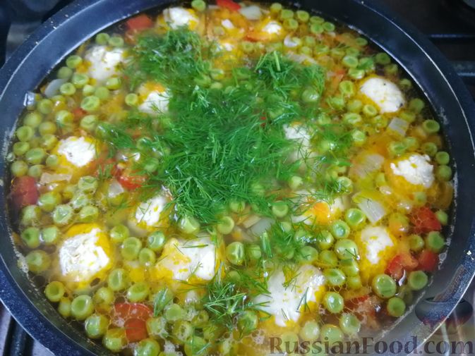Фото приготовления рецепта: Суп с куриными фрикадельками, цветной капустой и зеленым горошком - шаг №10