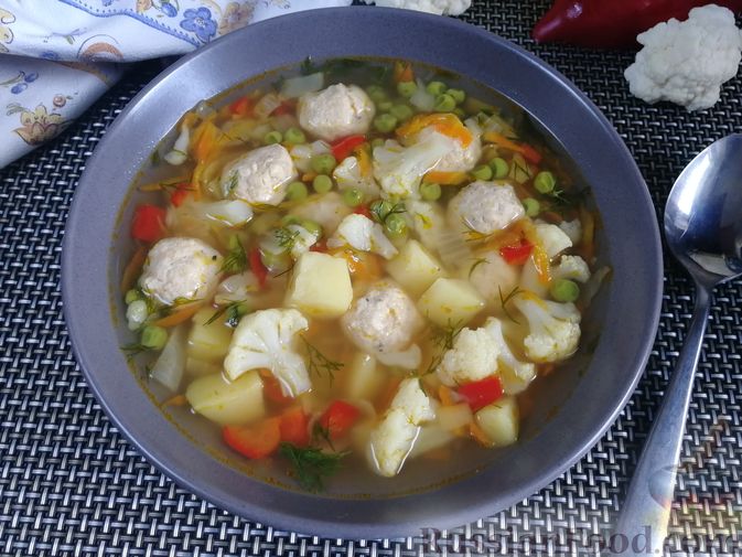 Фото приготовления рецепта: Суп с куриными фрикадельками, цветной капустой и зеленым горошком - шаг №11