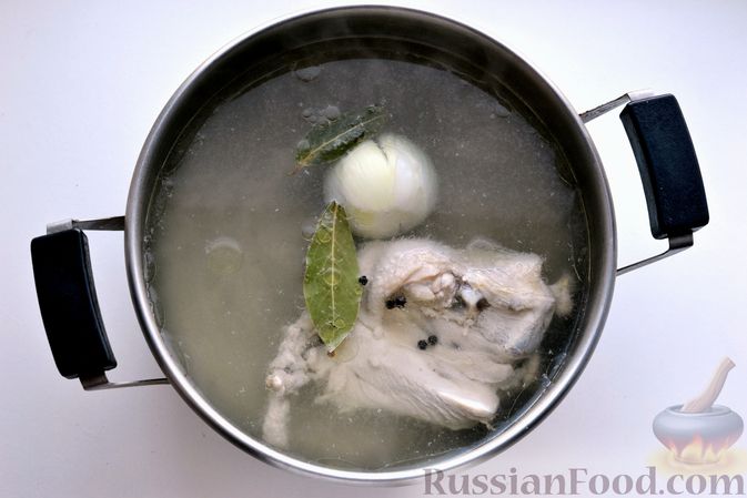 Фото приготовления рецепта: Куриный суп с домашней лапшой и сладким перцем - шаг №6
