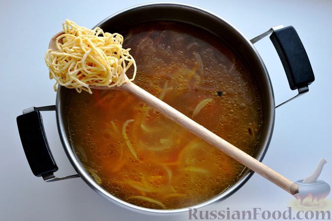Фото приготовления рецепта: Куриный суп с домашней лапшой и сладким перцем - шаг №15
