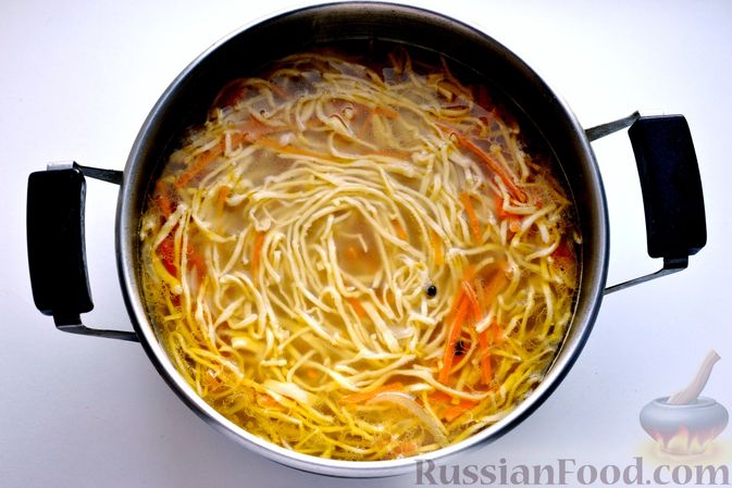 Фото приготовления рецепта: Куриный суп с домашней лапшой и сладким перцем - шаг №16