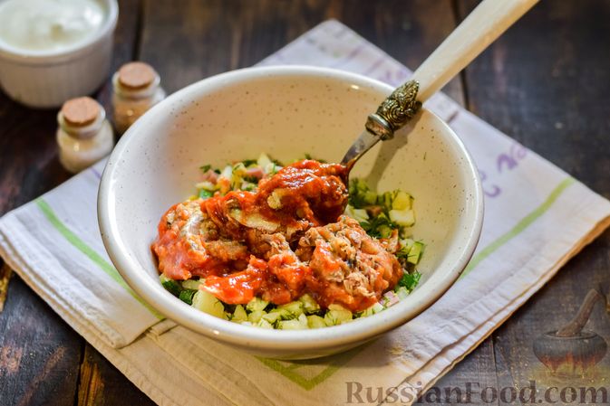 Фото приготовления рецепта: Окрошка с килькой в томатном соусе - шаг №9