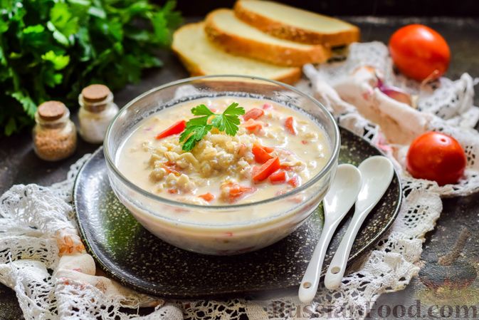 Фото к рецепту: Молочный суп с плавленым сыром, помидорами и перловкой