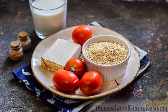 Фото приготовления рецепта: Молочный суп с плавленым сыром, помидорами и перловкой - шаг №1