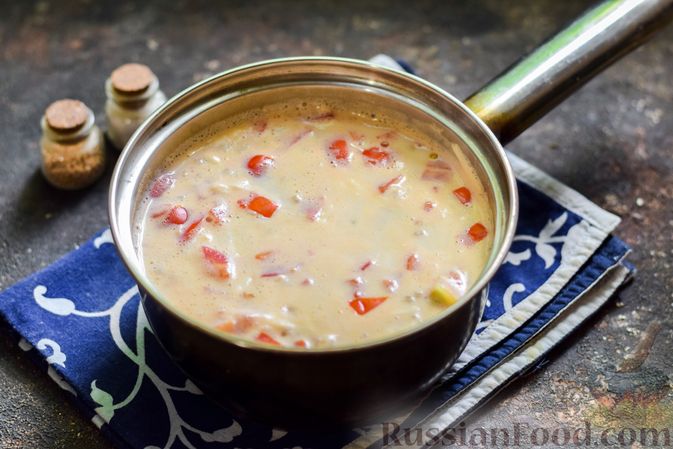 Фото приготовления рецепта: Молочный суп с плавленым сыром, помидорами и перловкой - шаг №8
