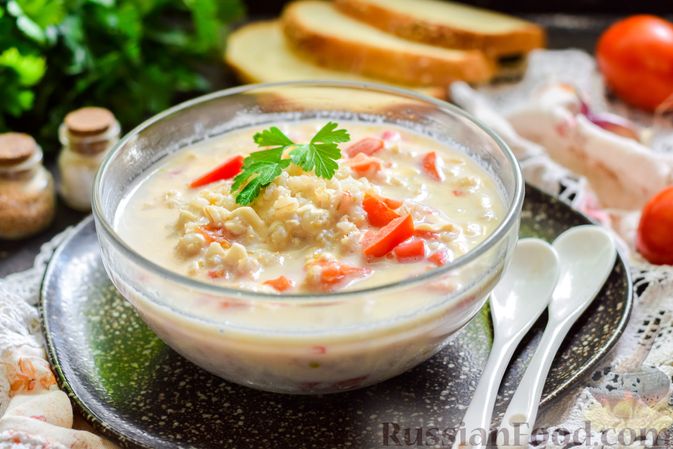 Фото приготовления рецепта: Молочный суп с плавленым сыром, помидорами и перловкой - шаг №9