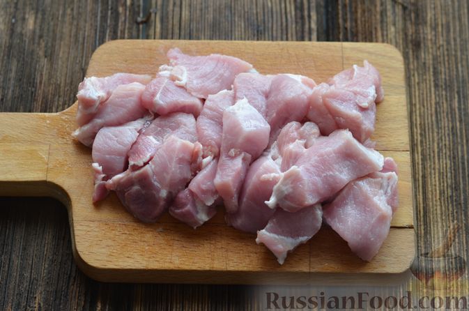 Фото приготовления рецепта: Жаркое по-домашнему со свининой, картофелем и сладким перцем - шаг №2