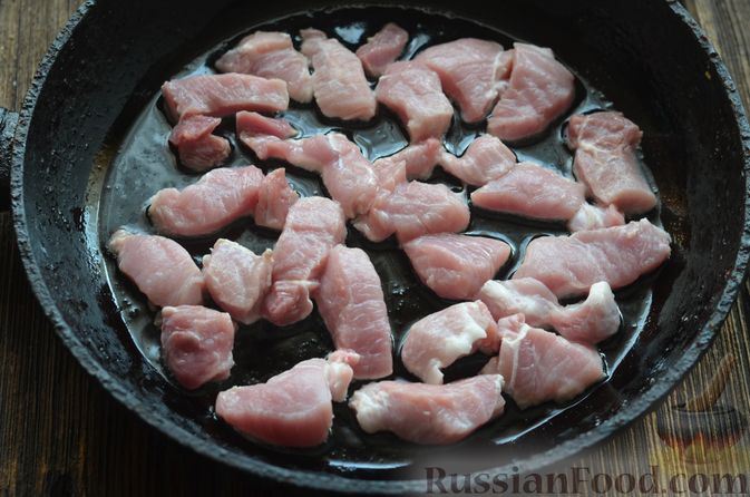 Фото приготовления рецепта: Жаркое по-домашнему со свининой, картофелем и сладким перцем - шаг №6