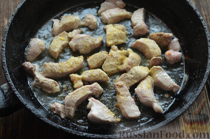 Фото приготовления рецепта: Жаркое по-домашнему со свининой, картофелем и сладким перцем - шаг №7