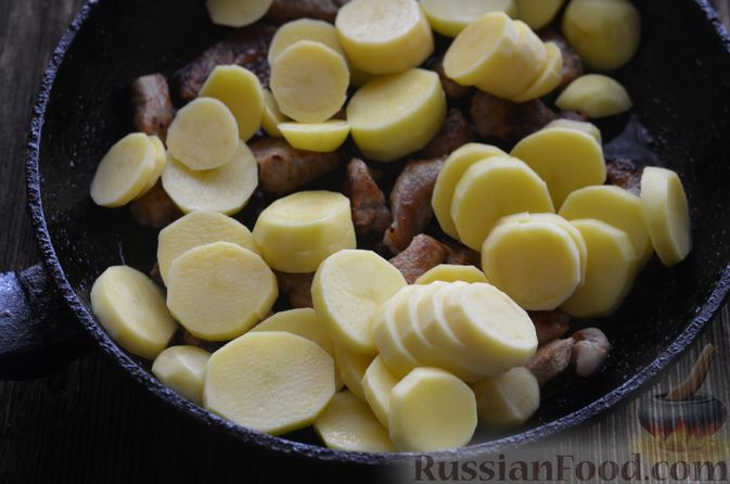 Фото приготовления рецепта: Жаркое по-домашнему со свининой, картофелем и сладким перцем - шаг №8
