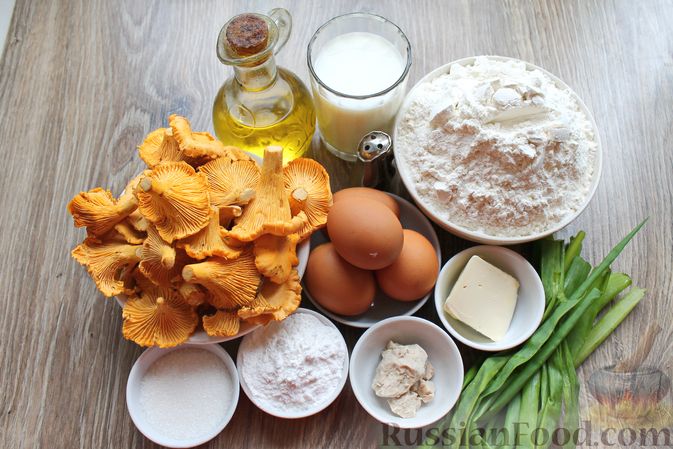 Фото приготовления рецепта: Дрожжевые пирожки с лисичками, яйцами и зелёным луком (в духовке) - шаг №1