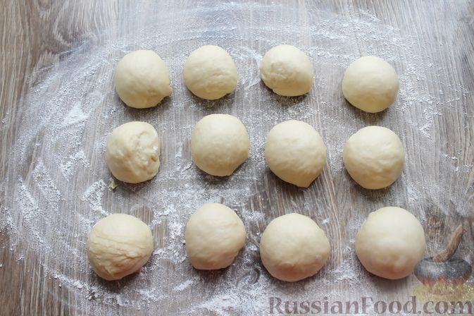 Фото приготовления рецепта: Дрожжевые пирожки с лисичками, яйцами и зелёным луком (в духовке) - шаг №17