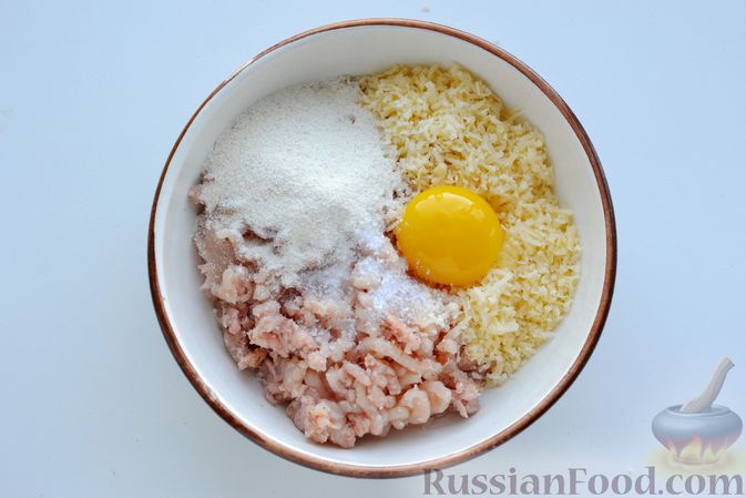 Фото приготовления рецепта: Суп с куриными фрикадельками, кабачками и макаронами - шаг №4