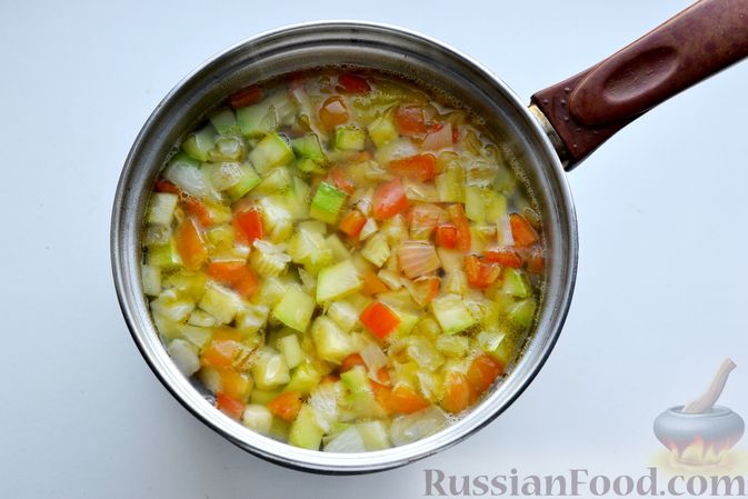 Фото приготовления рецепта: Суп с куриными фрикадельками, кабачками и макаронами - шаг №9