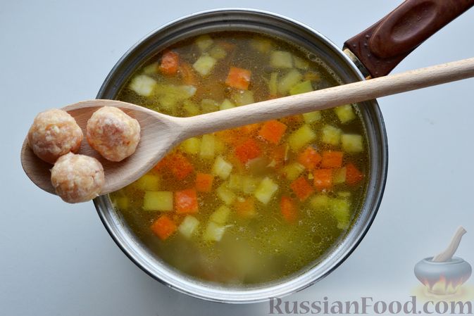 Фото приготовления рецепта: Суп с куриными фрикадельками, кабачками и макаронами - шаг №10