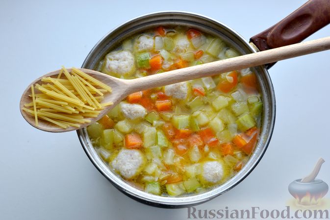 Фото приготовления рецепта: Суп с куриными фрикадельками, кабачками и макаронами - шаг №11