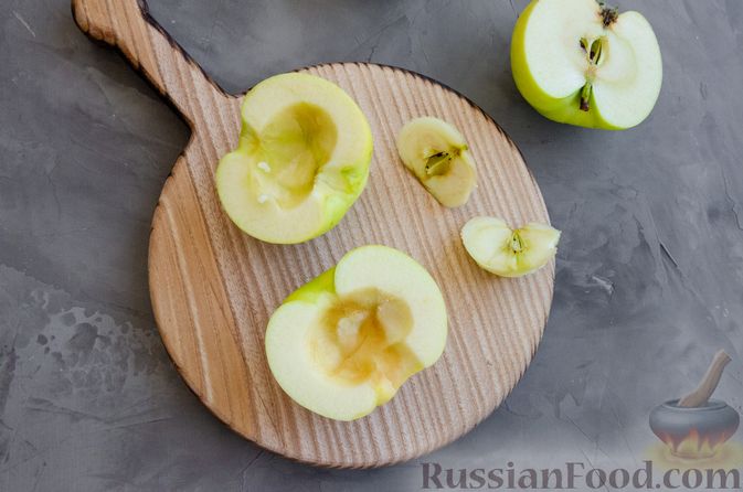 Фото приготовления рецепта: Яблоки с вареньем, запечённые под безе - шаг №2