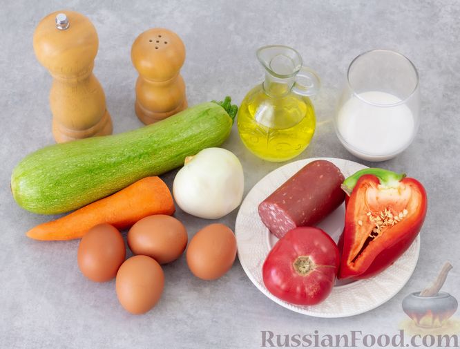Фото приготовления рецепта: Омлет с колбасой, кабачками, помидорами и сладким перцем - шаг №1
