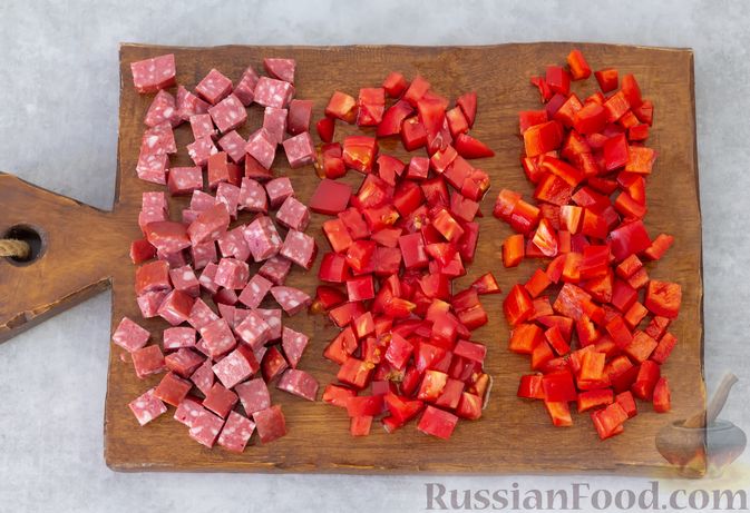 Фото приготовления рецепта: Омлет с колбасой, кабачками, помидорами и сладким перцем - шаг №4