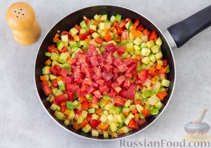 Фото приготовления рецепта: Омлет с колбасой, кабачками, помидорами и сладким перцем - шаг №6