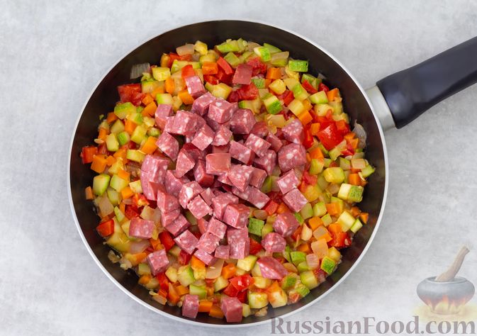 Фото приготовления рецепта: Омлет с колбасой, кабачками, помидорами и сладким перцем - шаг №7
