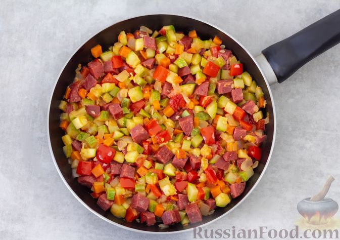 Фото приготовления рецепта: Омлет с колбасой, кабачками, помидорами и сладким перцем - шаг №8