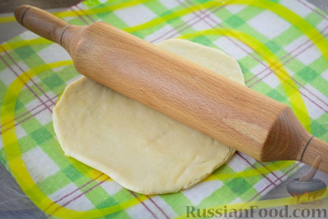 Фото приготовления рецепта: Пирожки из слоёного теста с овощной начинкой - шаг №12