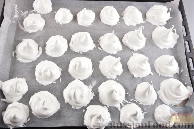 Фото приготовления рецепта: Конфеты из безе с грецкими орехами и творожным сыром - шаг №5
