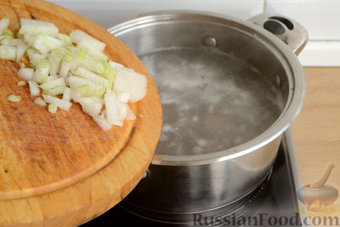 Фото приготовления рецепта: Куриный суп с цветной капустой и кускусом - шаг №4