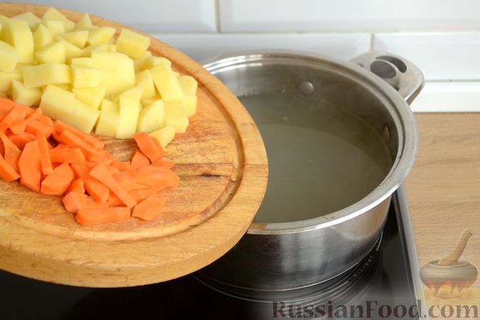 Фото приготовления рецепта: Куриный суп с цветной капустой и кускусом - шаг №6