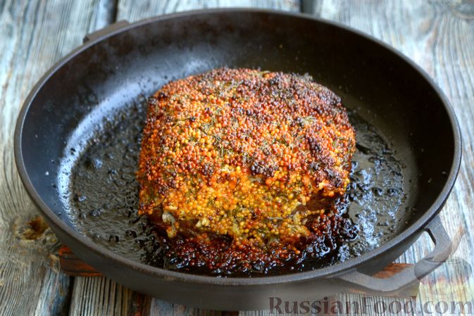 Фото приготовления рецепта: Запечённая говядина  с горчицей, чесноком и зеленью - шаг №11
