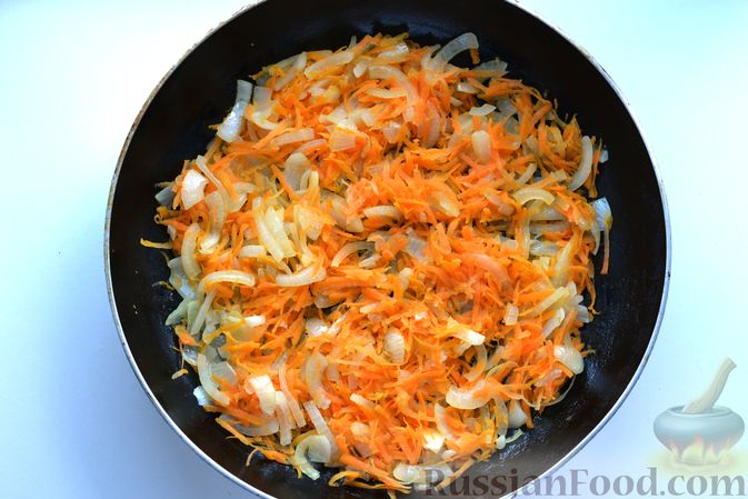 Фото приготовления рецепта: Скумбрия, запечённая с помидорами, морковью и сыром - шаг №4