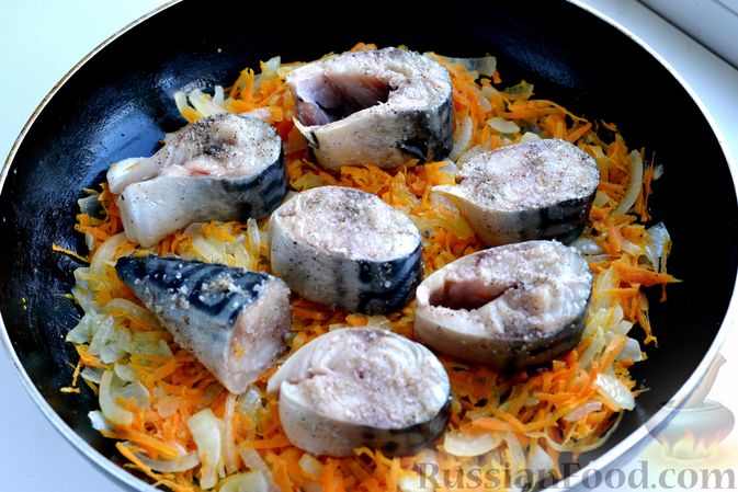 Фото приготовления рецепта: Скумбрия, запечённая с помидорами, морковью и сыром - шаг №8