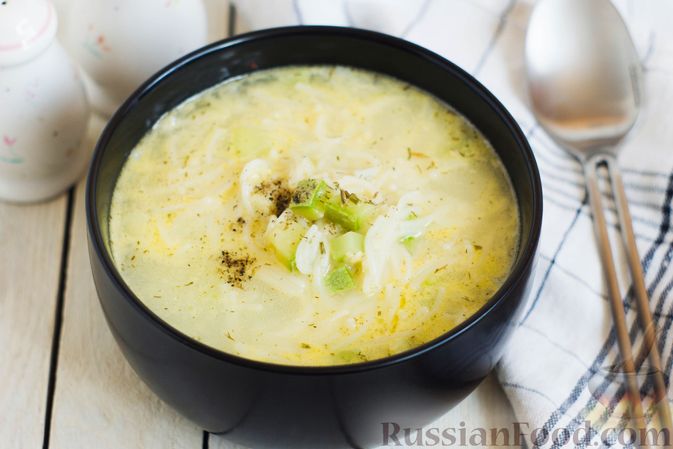 Фото к рецепту: Суп с вермишелью, кабачком и твердым сыром