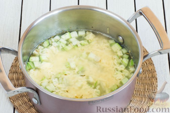 Фото приготовления рецепта: Суп с вермишелью, кабачком и твердым сыром - шаг №5