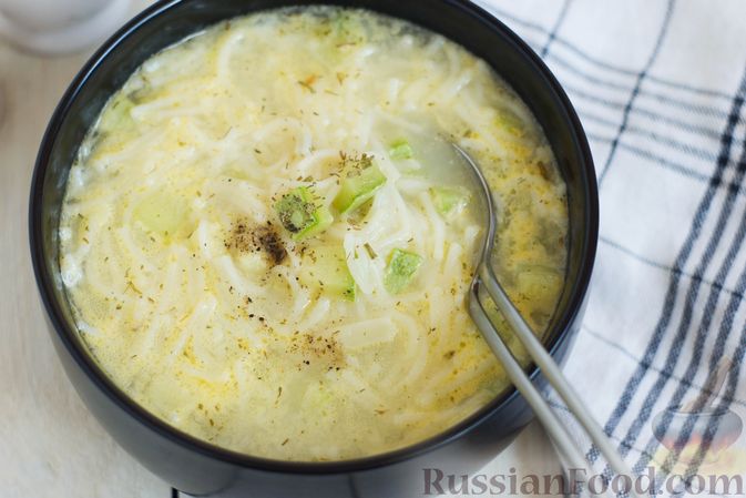 Фото приготовления рецепта: Суп с вермишелью, кабачком и твердым сыром - шаг №7