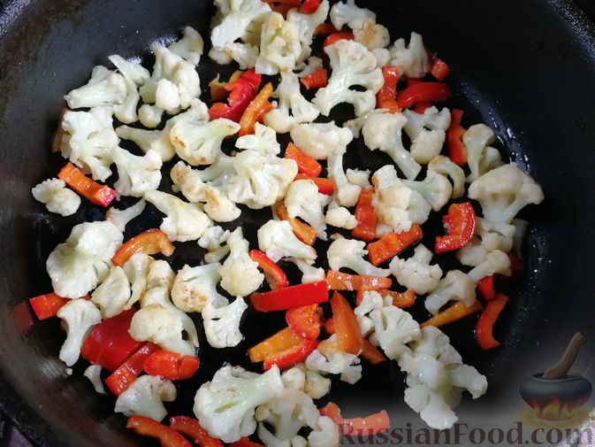 Фото приготовления рецепта: Запеканка из лаваша с рисом, цветной капустой, брокколи и сладким перцем - шаг №7