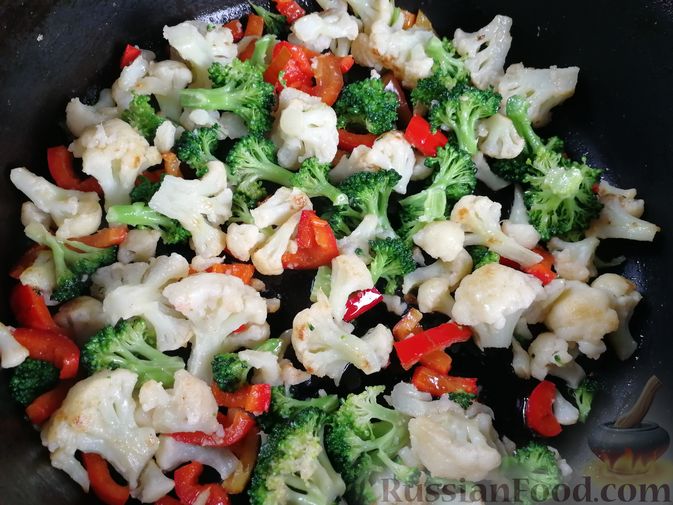 Фото приготовления рецепта: Запеканка из лаваша с рисом, цветной капустой, брокколи и сладким перцем - шаг №8