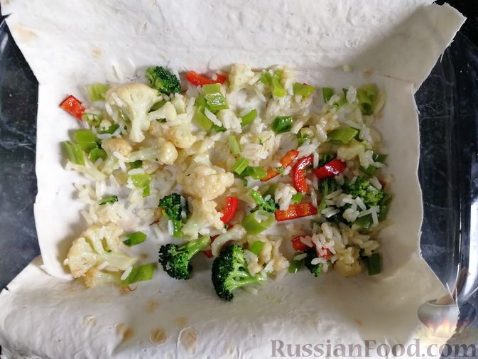 Фото приготовления рецепта: Запеканка из лаваша с рисом, цветной капустой, брокколи и сладким перцем - шаг №16