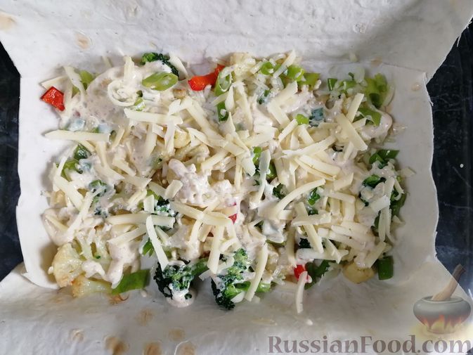 Фото приготовления рецепта: Запеканка из лаваша с рисом, цветной капустой, брокколи и сладким перцем - шаг №17
