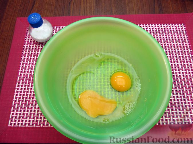 Фото приготовления рецепта: Яичные гренки с баклажанами и сыром - шаг №5