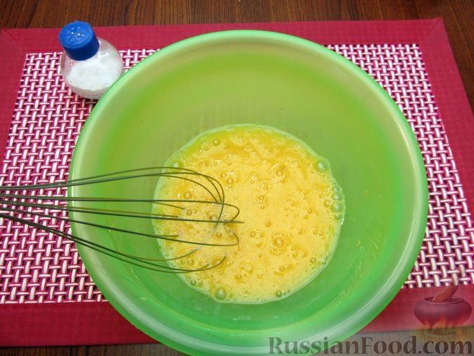 Фото приготовления рецепта: Яичные гренки с баклажанами и сыром - шаг №6