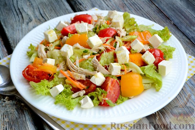 Фото к рецепту: Салат с курицей, овощами и сыром фета