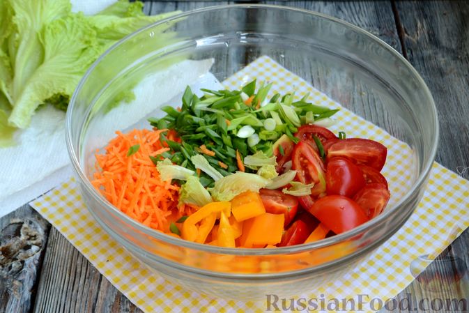 Фото приготовления рецепта: Салат с курицей, овощами и сыром фета - шаг №6