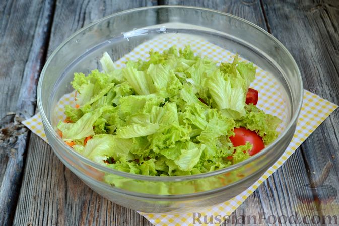 Фото приготовления рецепта: Салат с курицей, овощами и сыром фета - шаг №7